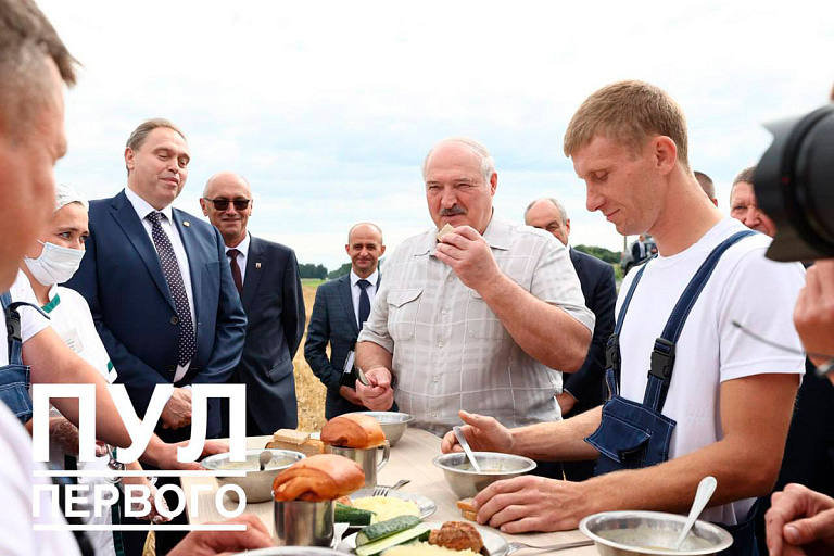 Гороховый суп, пюре и котлета: Лукашенко отобедал вместе с комбайнерами