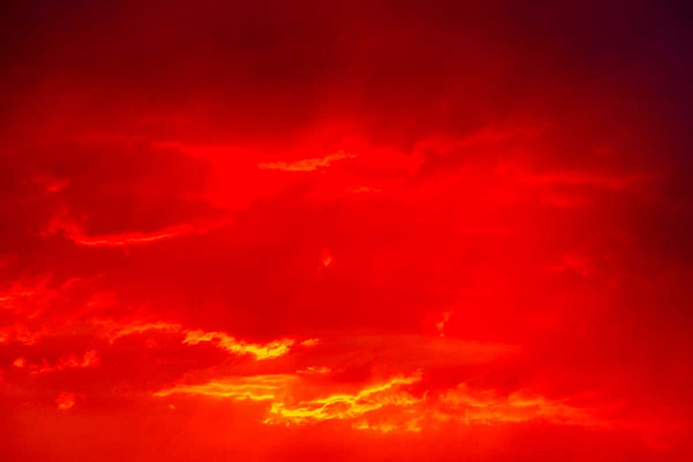И жутко, и красиво: красному небу над Китаем нашли объяснение