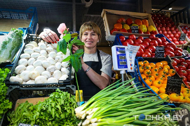"Все дешевеет": почем сезонные овощи и фрукты на фермерском рынке в Минске