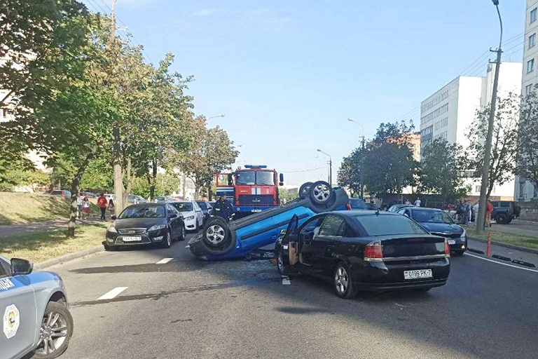 Перевернулся и стал на крышу: в Минске произошло серьезное ДТП – видео