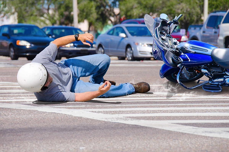 В Могилеве мотоциклист "положил" свой байк, чтобы спасти пешехода