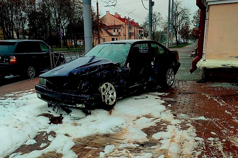 В Гродно парень на BMW врезался в угол жилого дома