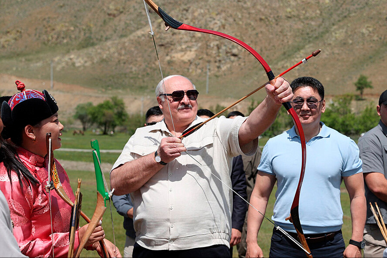 Лукашенко подарили монгольских скакунов – он уже дал им оригинальные клички