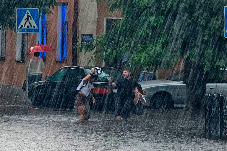 Брест после сильного дождя ушел под воду – атмосферные фото