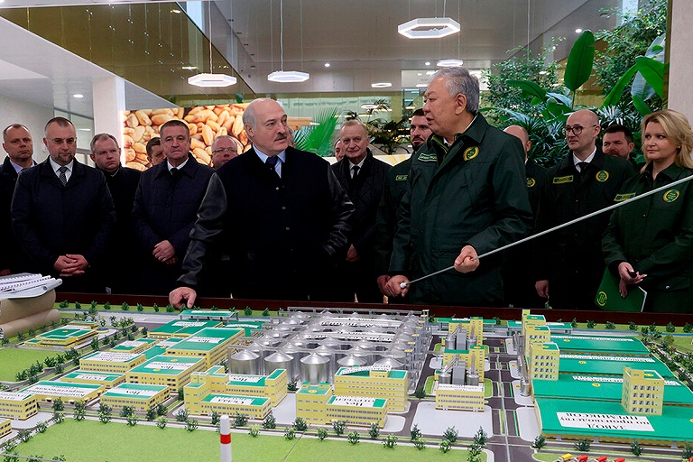 Лукашенко по аплодисментам определил, какая зарплата на БНБК