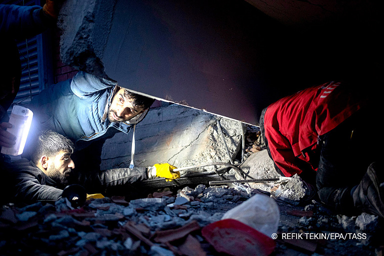 Землетрясение в Турции: масштабные разрушения и разбор завалов – фото