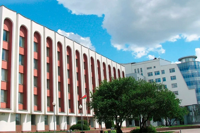 Белорусское посольство в Праге облили краской – МИД