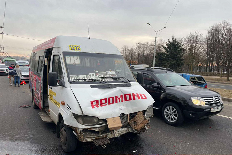 В Минске маршрутка попала в ДТП: в больницу доставлены четверо пассажиров