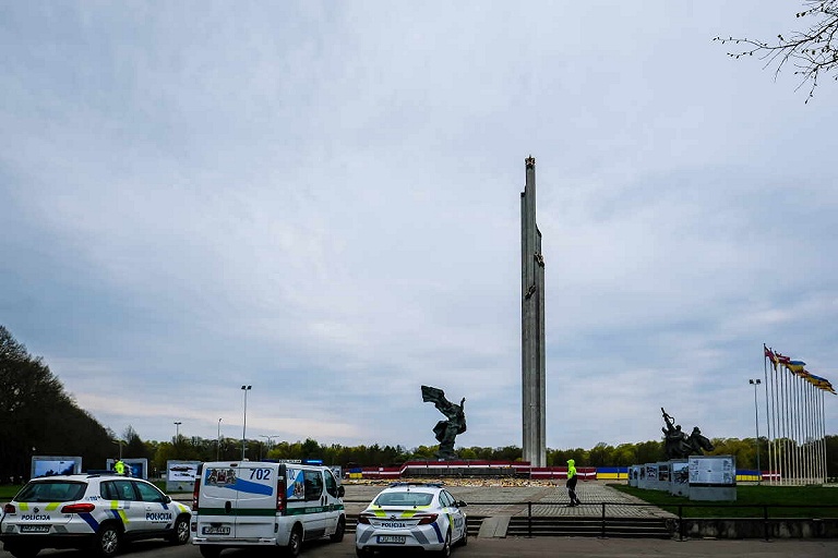 В Риге снесли памятник советским солдатам-освободителям – видео