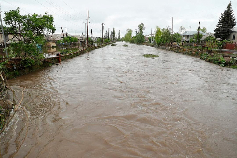 Мосты рушатся, дороги под водой: кадры наводнения в Армении