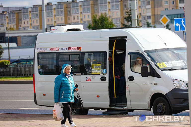 Маршрутчики устроили драку за пассажиров в Бресте – видео