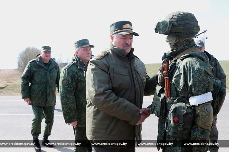 Лукашенко назвал условие, при котором войска Запада нападут на Беларусь