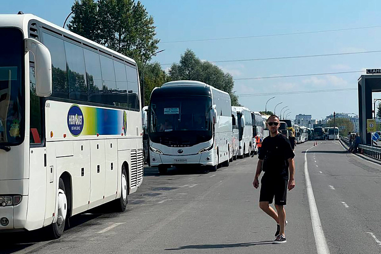 Огромная вереница автобусов: что происходит на границе Беларуси с ЕС