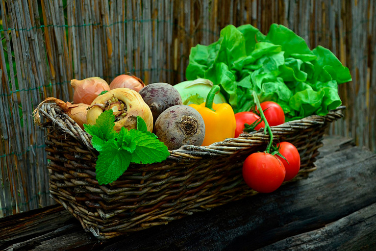 Во Франции запустили доставку "некрасивых" фруктов и овощей