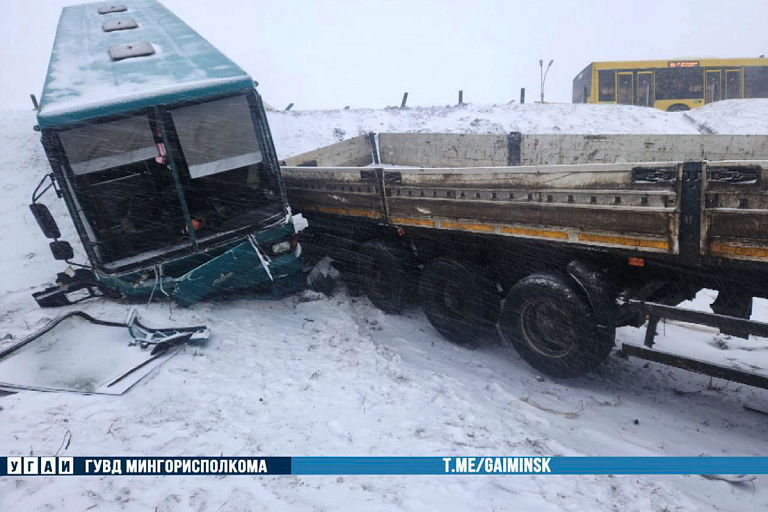 Автобус и фура вылетели в кювет на МКАД