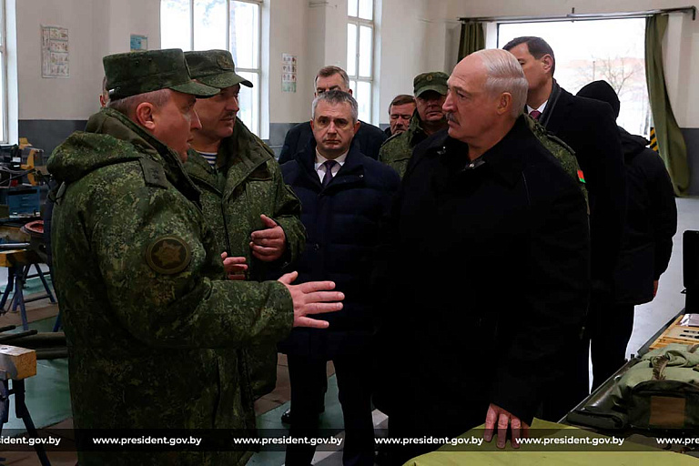 Лукашенко подарили гранатомет и карту с алмазами
