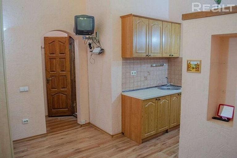 Крохотная, зато в центре: смотрите, какую квартиру продают в Минске