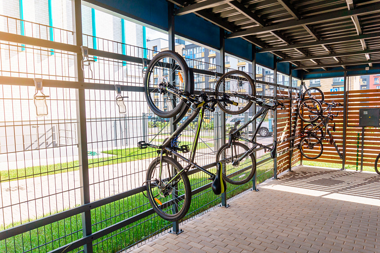 Во дворах Минска начали строить платные велопарковки