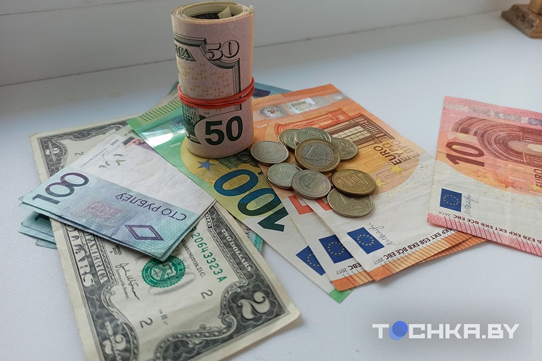Белорусы сдают валюту в обменники – а что с покупкой доллара и вкладами?