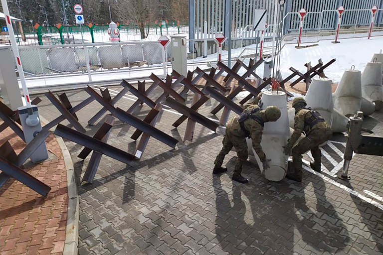 Польша начала устанавливать противотанковые ежи на границе с Беларусью