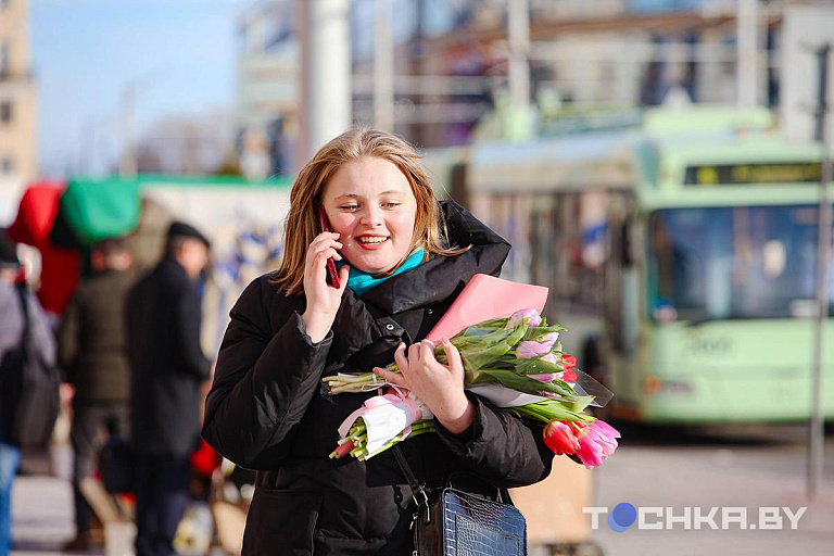 Белорусы и 8 Марта: очереди в цветочных и улыбки счастливых женщин