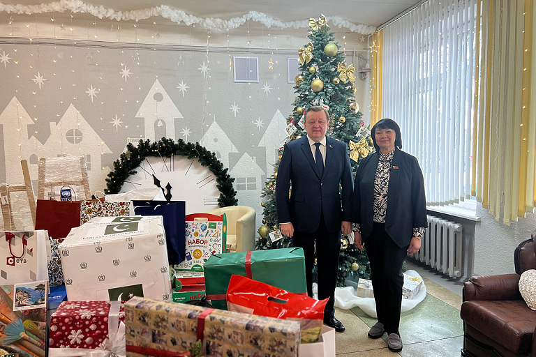 МИД и иностранные посольства привезли подарки пожилым белорусам
