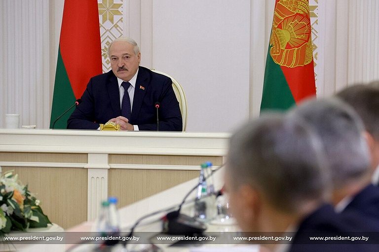Лукашенко рассказал, что делать чиновникам, которые не хотят воевать