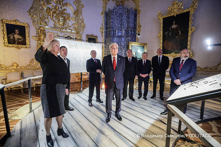 Лукашенко не пошел на экскурсию с лидерами СНГ в Петербурге