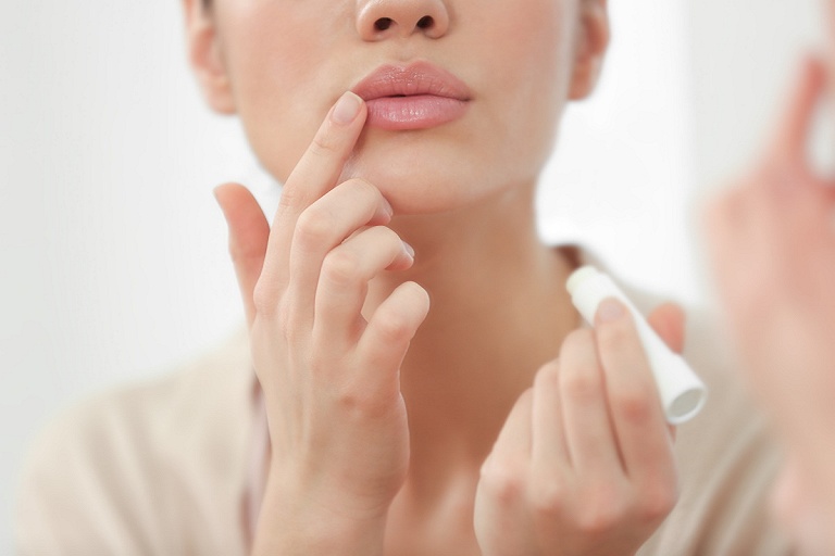 Почему сохнут губы: причины и способы лечения