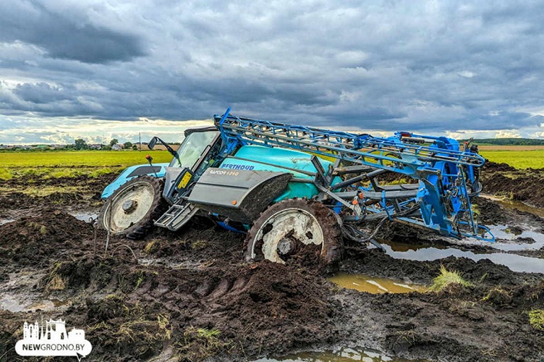 Трактор под Гродно застрял в грязи
