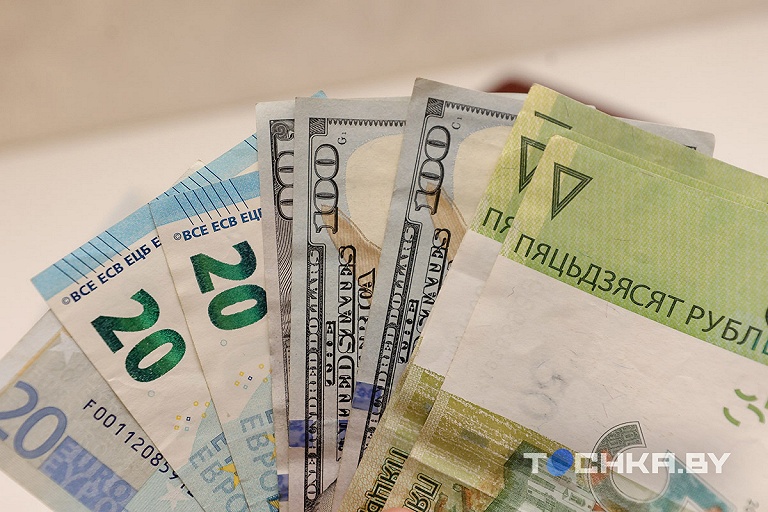 Доллар и евро растут, российский рубль падает