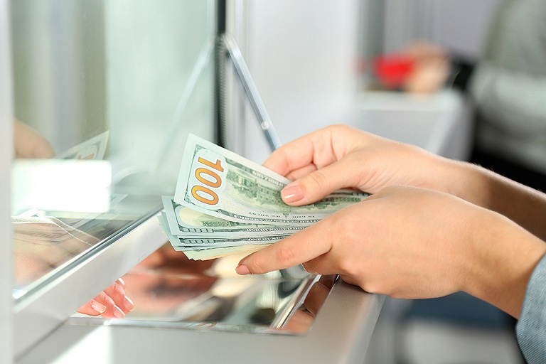 В белорусских обменниках снова дефицит валюты? Узнали подробности