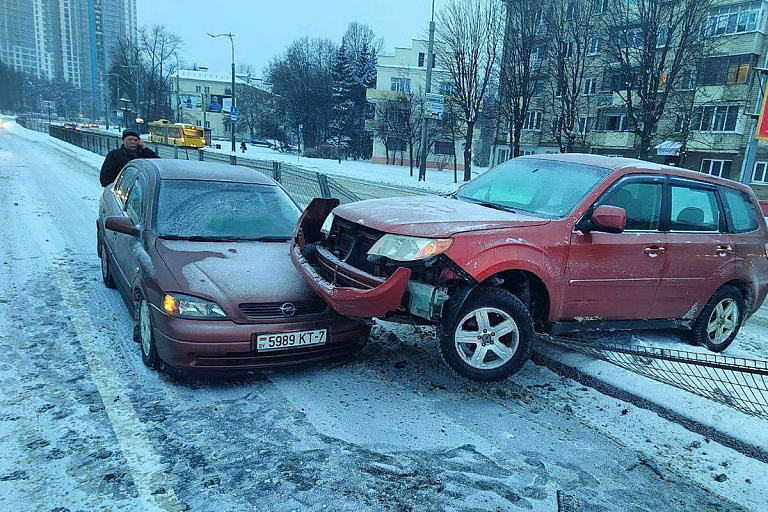 Вылетел на тротуар, подбил чужое авто: в Минске растет число ДТП из-за снега