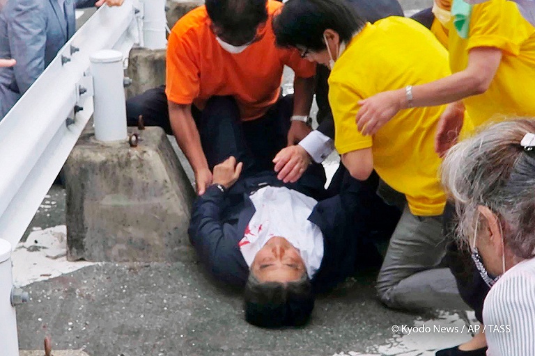 Экс-премьер Японии умер после совершенного на него нападения – СМИ