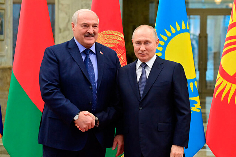 Путин прокатил Лукашенко по заснеженному Минску на Aurus