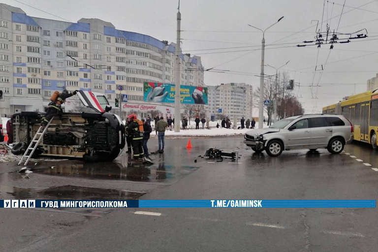 Volvo опрокинул "скорую" набок в Минске