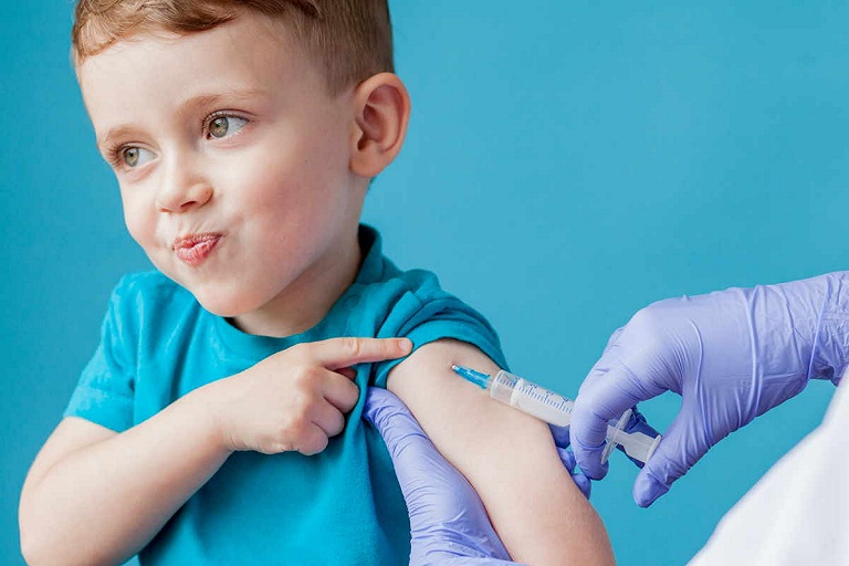 Вакцинация от коронавируса с 5 лет: узнали все тонкости от педиатра