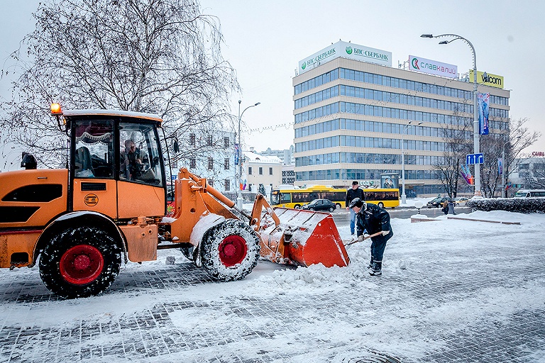 Минчан позвали на уборку снега – раздают лопаты