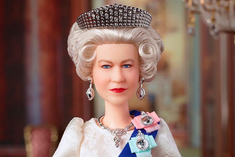 Пока вы спали: королева Елизавета II стала куклой Барби