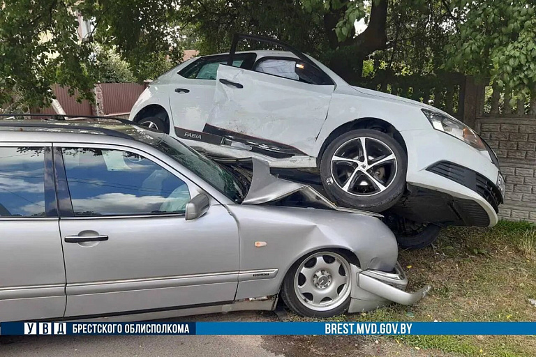Skoda залетела на Mercedes: в Кобрине произошло ДТП