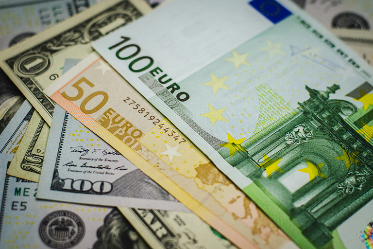 Доллар дорожает второй день подряд, российский рубль дешевеет