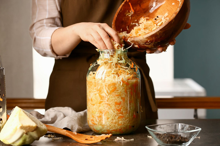 Квашеная капуста с морковью в банке – кулинарный рецепт
