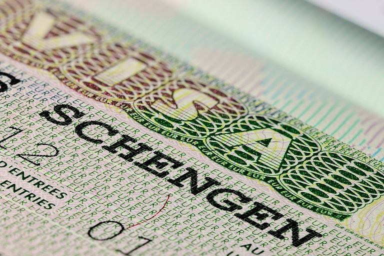 Белорусам, возможно, снова придется платить за "шенген" больше – Bloomberg