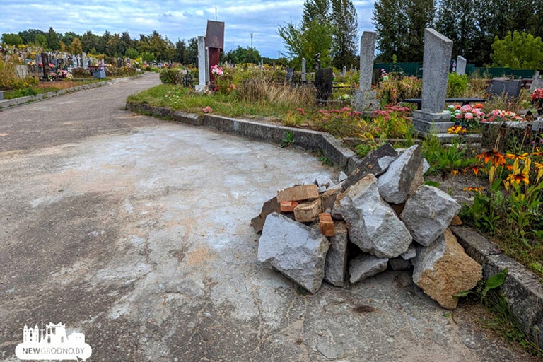 Завалено мусором: в Гродно кладбище местами напоминает свалку