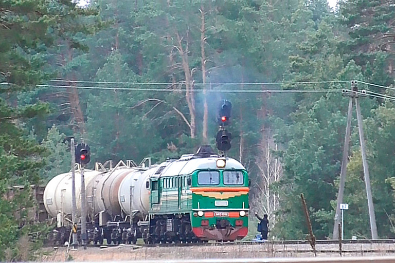 СК: топливные воры прямо на ходу слили из тепловоза 12,5 тонн дизеля