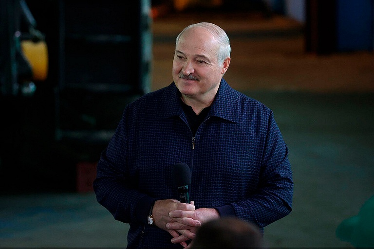 Лукашенко подарили сало "на горохе" – президент обещал попробовать