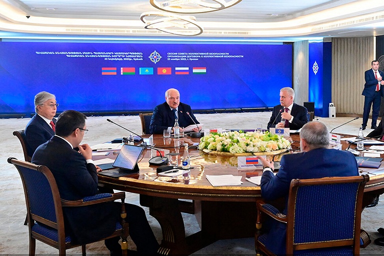 Лукашенко призвал на саммите ОДКБ начать переговоры по Украине