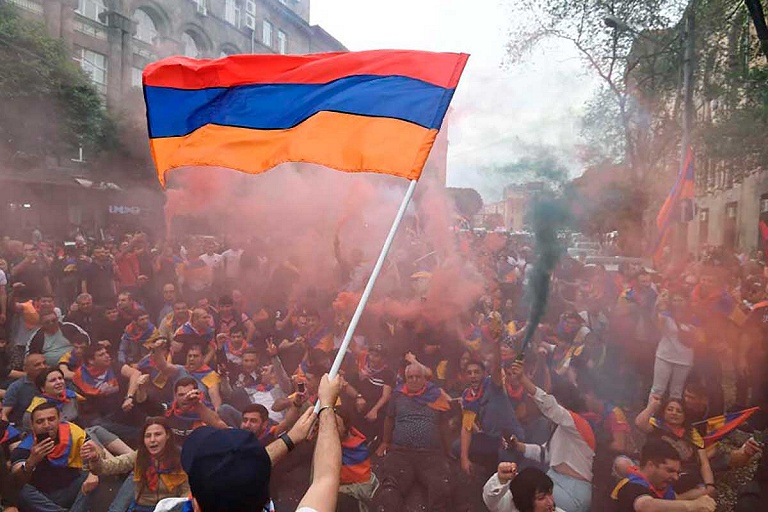 В Армении опять неспокойно: оппозиция вышла на улицы, начались задержания