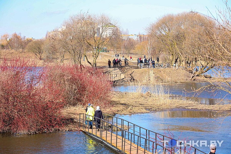 "Утонуть не боюсь, тут мелко": протестировали новые мосты через Свислочь