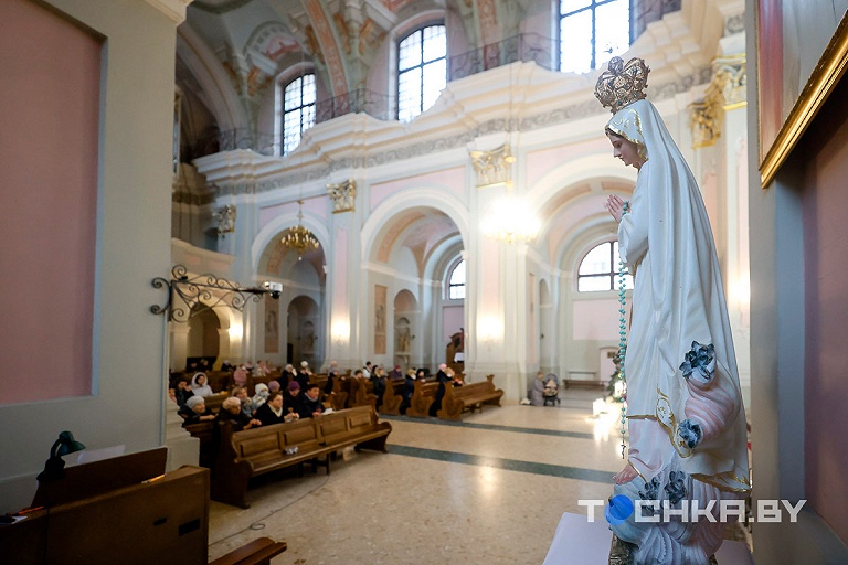 Для прихожан Красного костела провели первое богослужение в новом месте